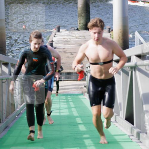 10.08.2025 - GEWOBA Citytriathlon Bremen H.Heesch http://msf.ph/oto/8551268 10.08.2025 10:20:50 Schwimmen 350, 421, 454 meine-sportfotos.de