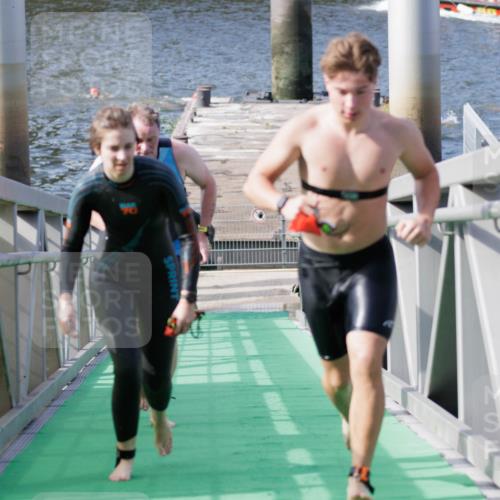 10.08.2025 - GEWOBA Citytriathlon Bremen H.Heesch http://msf.ph/oto/8551270 10.08.2025 10:20:50 Schwimmen 350, 421, 454 meine-sportfotos.de