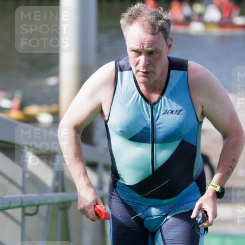 10.08.2025 - GEWOBA Citytriathlon Bremen H.Heesch http://msf.ph/oto/8551272 10.08.2025 10:20:54 Schwimmen 350, 418, 421, 454 meine-sportfotos.de