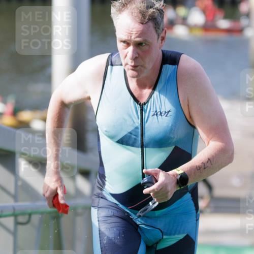 10.08.2025 - GEWOBA Citytriathlon Bremen H.Heesch http://msf.ph/oto/8551274 10.08.2025 10:20:54 Schwimmen 350, 418, 421, 454 meine-sportfotos.de
