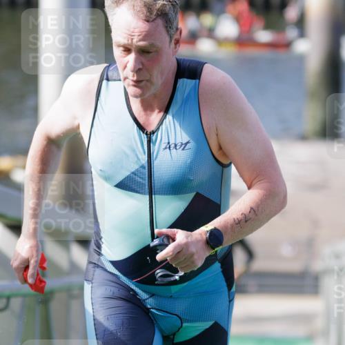 10.08.2025 - GEWOBA Citytriathlon Bremen H.Heesch http://msf.ph/oto/8551275 10.08.2025 10:20:54 Schwimmen 350, 418, 421, 454 meine-sportfotos.de
