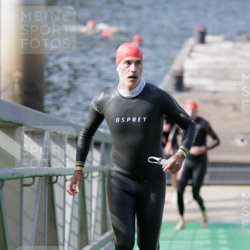 10.08.2025 - GEWOBA Citytriathlon Bremen H.Heesch http://msf.ph/oto/8551276 10.08.2025 10:20:57 Schwimmen 350, 418, 421 meine-sportfotos.de