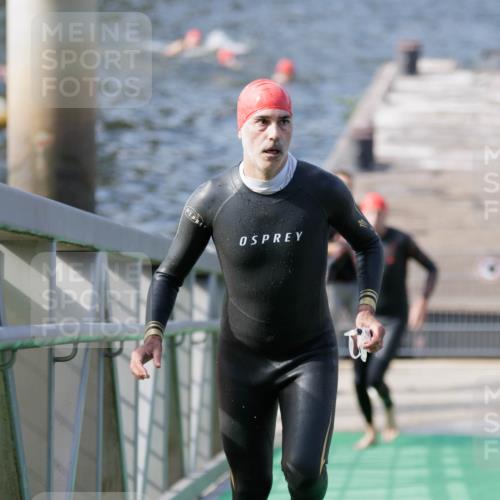 10.08.2025 - GEWOBA Citytriathlon Bremen H.Heesch http://msf.ph/oto/8551278 10.08.2025 10:20:57 Schwimmen 350, 418, 421 meine-sportfotos.de