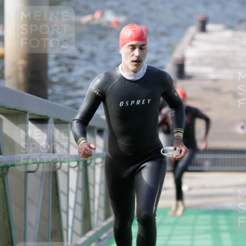 10.08.2025 - GEWOBA Citytriathlon Bremen H.Heesch http://msf.ph/oto/8551279 10.08.2025 10:20:57 Schwimmen 350, 418, 421 meine-sportfotos.de
