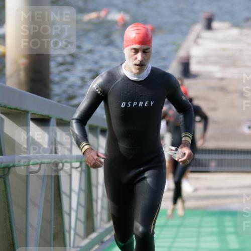 10.08.2025 - GEWOBA Citytriathlon Bremen H.Heesch http://msf.ph/oto/8551280 10.08.2025 10:20:57 Schwimmen 350, 418, 421 meine-sportfotos.de