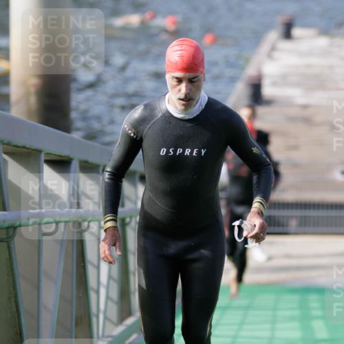 10.08.2025 - GEWOBA Citytriathlon Bremen H.Heesch http://msf.ph/oto/8551281 10.08.2025 10:20:57 Schwimmen 350, 418, 421 meine-sportfotos.de