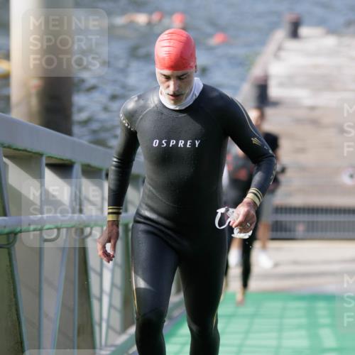 10.08.2025 - GEWOBA Citytriathlon Bremen H.Heesch http://msf.ph/oto/8551282 10.08.2025 10:20:57 Schwimmen 350, 418, 421 meine-sportfotos.de