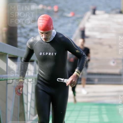 10.08.2025 - GEWOBA Citytriathlon Bremen H.Heesch http://msf.ph/oto/8551284 10.08.2025 10:20:58 Schwimmen 350, 418, 430 meine-sportfotos.de