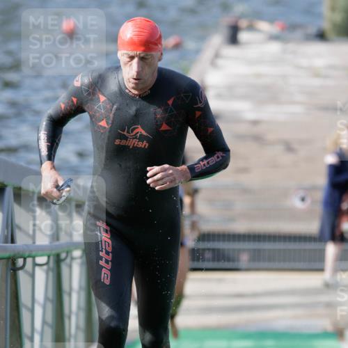 10.08.2025 - GEWOBA Citytriathlon Bremen H.Heesch http://msf.ph/oto/8551285 10.08.2025 10:21:04 Schwimmen 418, 430, 493 meine-sportfotos.de