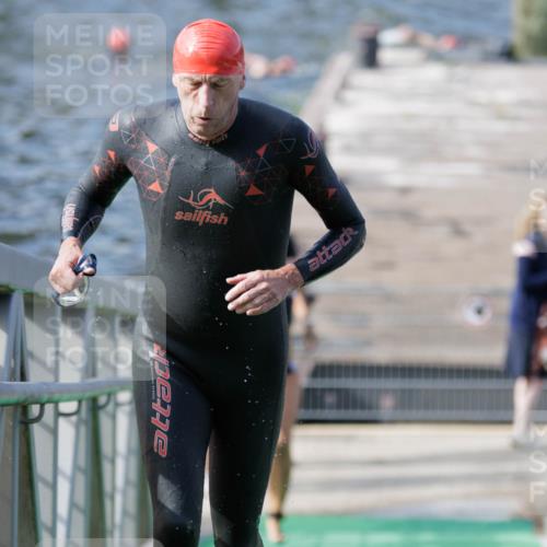 10.08.2025 - GEWOBA Citytriathlon Bremen H.Heesch http://msf.ph/oto/8551286 10.08.2025 10:21:04 Schwimmen 418, 430, 493 meine-sportfotos.de