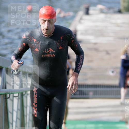10.08.2025 - GEWOBA Citytriathlon Bremen H.Heesch http://msf.ph/oto/8551287 10.08.2025 10:21:04 Schwimmen 418, 430, 493 meine-sportfotos.de