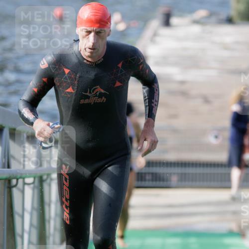 10.08.2025 - GEWOBA Citytriathlon Bremen H.Heesch http://msf.ph/oto/8551288 10.08.2025 10:21:04 Schwimmen 418, 430, 493 meine-sportfotos.de