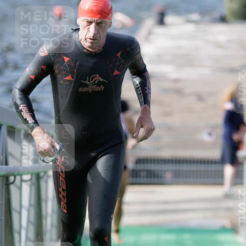 10.08.2025 - GEWOBA Citytriathlon Bremen H.Heesch http://msf.ph/oto/8551289 10.08.2025 10:21:04 Schwimmen 418, 430, 493 meine-sportfotos.de