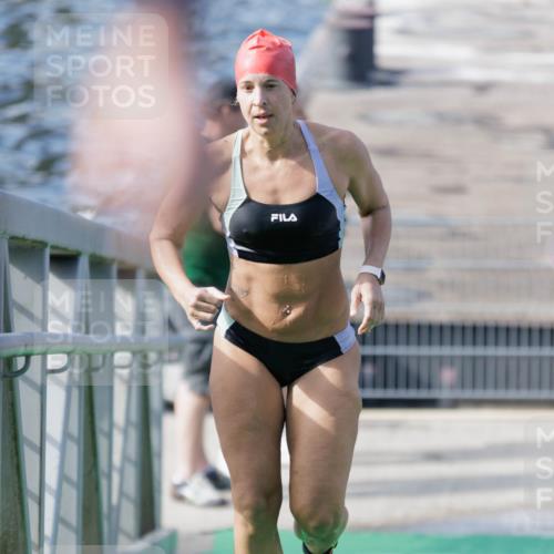 10.08.2025 - GEWOBA Citytriathlon Bremen H.Heesch http://msf.ph/oto/8551290 10.08.2025 10:21:07 Schwimmen 430, 493 meine-sportfotos.de