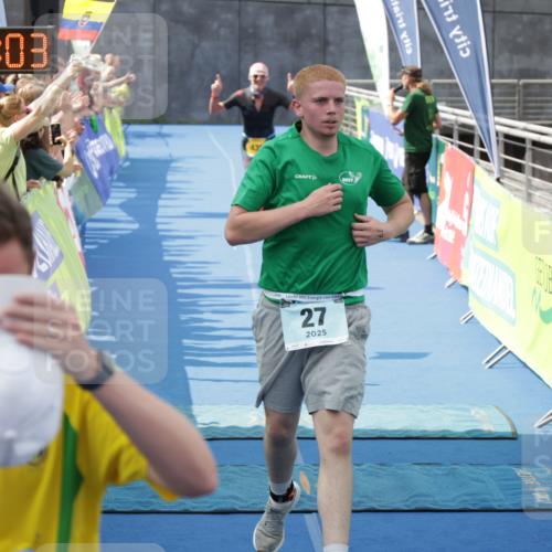 10.08.2025 - GEWOBA Citytriathlon Bremen H.Heesch http://msf.ph/oto/8551296 10.08.2025 11:44:44 Ziel 27, 435, 454 meine-sportfotos.de