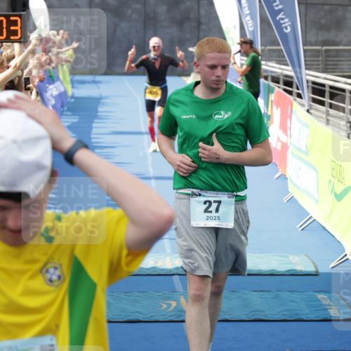 10.08.2025 - GEWOBA Citytriathlon Bremen H.Heesch http://msf.ph/oto/8551297 10.08.2025 11:44:45 Ziel 27, 435, 454 meine-sportfotos.de
