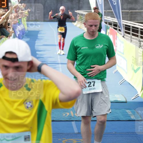 10.08.2025 - GEWOBA Citytriathlon Bremen H.Heesch http://msf.ph/oto/8551299 10.08.2025 11:44:45 Ziel 27, 435, 454 meine-sportfotos.de