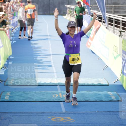 10.08.2025 - GEWOBA Citytriathlon Bremen H.Heesch http://msf.ph/oto/8551311 10.08.2025 11:45:17 Ziel 450 meine-sportfotos.de