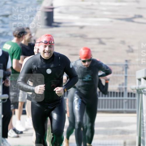 10.08.2025 - GEWOBA Citytriathlon Bremen H.Heesch http://msf.ph/oto/8551312 10.08.2025 10:21:19 Schwimmen 382, 428, 493, 498, 500 meine-sportfotos.de