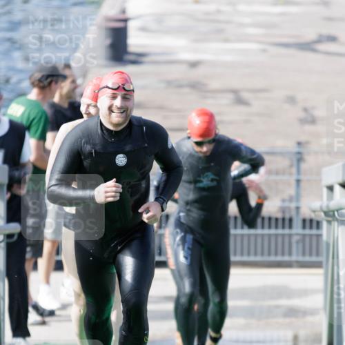 10.08.2025 - GEWOBA Citytriathlon Bremen H.Heesch http://msf.ph/oto/8551314 10.08.2025 10:21:20 Schwimmen 382, 428, 498, 500 meine-sportfotos.de