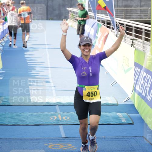 10.08.2025 - GEWOBA Citytriathlon Bremen H.Heesch http://msf.ph/oto/8551315 10.08.2025 11:45:18 Ziel 450 meine-sportfotos.de