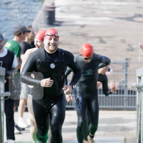 10.08.2025 - GEWOBA Citytriathlon Bremen H.Heesch http://msf.ph/oto/8551316 10.08.2025 10:21:20 Schwimmen 382, 428, 498, 500 meine-sportfotos.de