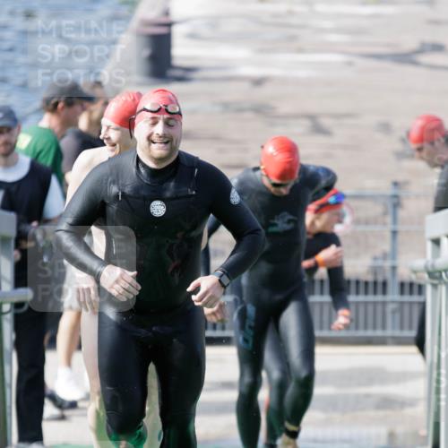 10.08.2025 - GEWOBA Citytriathlon Bremen H.Heesch http://msf.ph/oto/8551317 10.08.2025 10:21:20 Schwimmen 382, 428, 498, 500 meine-sportfotos.de