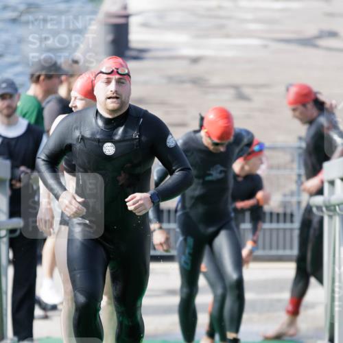 10.08.2025 - GEWOBA Citytriathlon Bremen H.Heesch http://msf.ph/oto/8551318 10.08.2025 10:21:20 Schwimmen 382, 428, 498, 500 meine-sportfotos.de