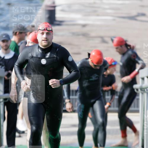 10.08.2025 - GEWOBA Citytriathlon Bremen H.Heesch http://msf.ph/oto/8551319 10.08.2025 10:21:20 Schwimmen 382, 428, 498, 500 meine-sportfotos.de