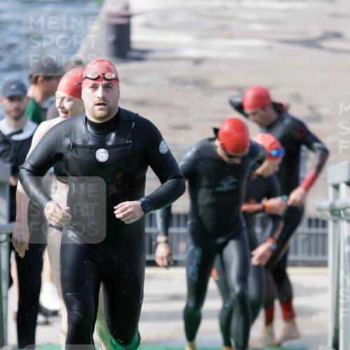 10.08.2025 - GEWOBA Citytriathlon Bremen H.Heesch http://msf.ph/oto/8551320 10.08.2025 10:21:20 Schwimmen 382, 428, 498, 500 meine-sportfotos.de