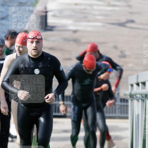 10.08.2025 - GEWOBA Citytriathlon Bremen H.Heesch http://msf.ph/oto/8551321 10.08.2025 10:21:20 Schwimmen 382, 428, 498, 500 meine-sportfotos.de