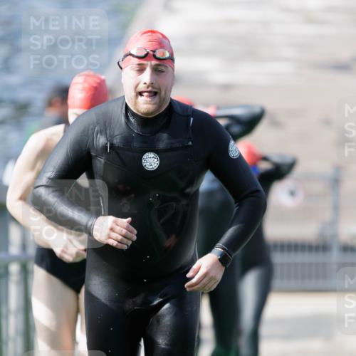 10.08.2025 - GEWOBA Citytriathlon Bremen H.Heesch http://msf.ph/oto/8551324 10.08.2025 10:21:23 Schwimmen 382, 409, 428, 491, 498, 500 meine-sportfotos.de