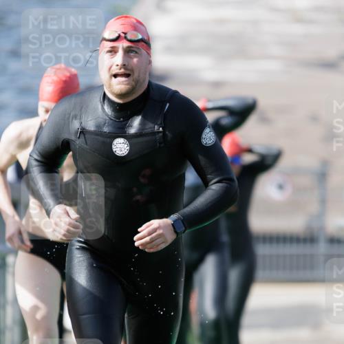 10.08.2025 - GEWOBA Citytriathlon Bremen H.Heesch http://msf.ph/oto/8551326 10.08.2025 10:21:23 Schwimmen 382, 409, 428, 491, 498, 500 meine-sportfotos.de