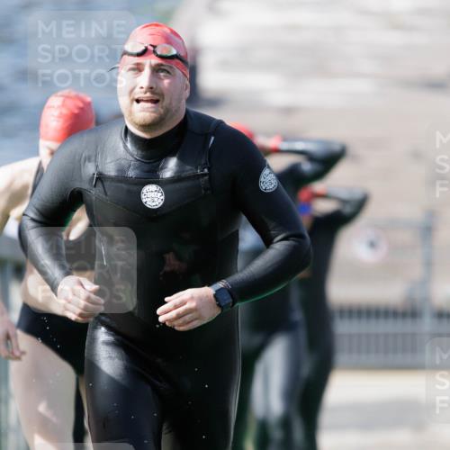 10.08.2025 - GEWOBA Citytriathlon Bremen H.Heesch http://msf.ph/oto/8551327 10.08.2025 10:21:23 Schwimmen 382, 409, 428, 491, 498, 500 meine-sportfotos.de