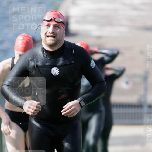10.08.2025 - GEWOBA Citytriathlon Bremen H.Heesch http://msf.ph/oto/8551328 10.08.2025 10:21:23 Schwimmen 382, 409, 428, 491, 498, 500 meine-sportfotos.de