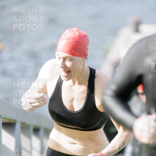 10.08.2025 - GEWOBA Citytriathlon Bremen H.Heesch http://msf.ph/oto/8551330 10.08.2025 10:21:26 Schwimmen 382, 409, 428, 491, 498, 500 meine-sportfotos.de