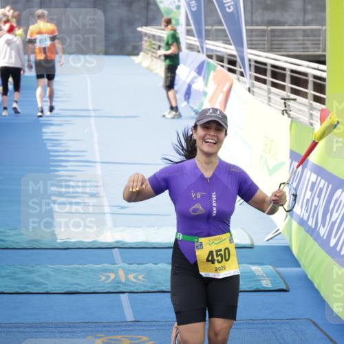 10.08.2025 - GEWOBA Citytriathlon Bremen H.Heesch http://msf.ph/oto/8551332 10.08.2025 11:45:18 Ziel 450 meine-sportfotos.de