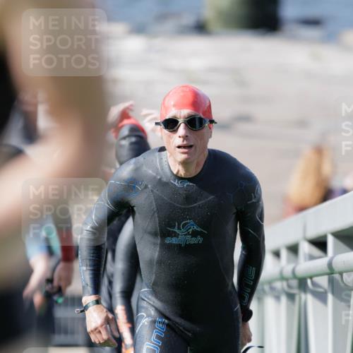 10.08.2025 - GEWOBA Citytriathlon Bremen H.Heesch http://msf.ph/oto/8551342 10.08.2025 10:21:28 Schwimmen 381, 382, 400, 409, 417, 428, 461, 491, 498, 500 meine-sportfotos.de