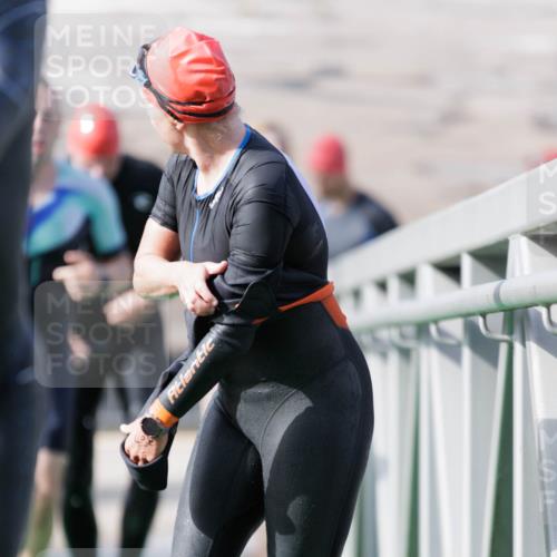 10.08.2025 - GEWOBA Citytriathlon Bremen H.Heesch http://msf.ph/oto/8551349 10.08.2025 10:21:31 Schwimmen 381, 382, 400, 409, 417, 428, 461, 491, 500 meine-sportfotos.de