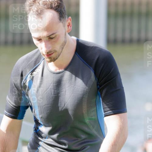 10.08.2025 - GEWOBA Citytriathlon Bremen H.Heesch http://msf.ph/oto/8551370 10.08.2025 10:21:47 Schwimmen 373, 397, 442, 450, 480, 497, 512 meine-sportfotos.de