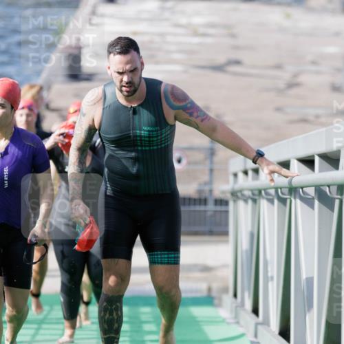 10.08.2025 - GEWOBA Citytriathlon Bremen H.Heesch http://msf.ph/oto/8551371 10.08.2025 10:21:49 Schwimmen 397, 442, 450, 480, 497, 512 meine-sportfotos.de