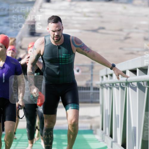 10.08.2025 - GEWOBA Citytriathlon Bremen H.Heesch http://msf.ph/oto/8551372 10.08.2025 10:21:49 Schwimmen 397, 442, 450, 480, 497, 512 meine-sportfotos.de