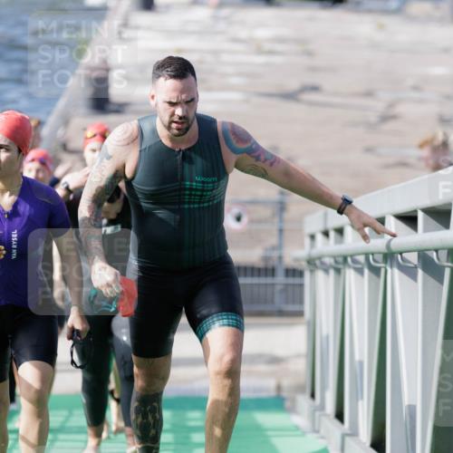 10.08.2025 - GEWOBA Citytriathlon Bremen H.Heesch http://msf.ph/oto/8551373 10.08.2025 10:21:49 Schwimmen 397, 442, 450, 480, 497, 512 meine-sportfotos.de