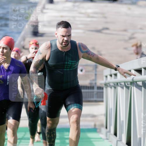 10.08.2025 - GEWOBA Citytriathlon Bremen H.Heesch http://msf.ph/oto/8551374 10.08.2025 10:21:49 Schwimmen 397, 442, 450, 480, 497, 512 meine-sportfotos.de