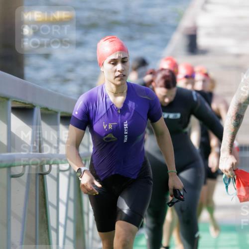 10.08.2025 - GEWOBA Citytriathlon Bremen H.Heesch http://msf.ph/oto/8551377 10.08.2025 10:21:51 Schwimmen 397, 442, 444, 450, 480, 497 meine-sportfotos.de