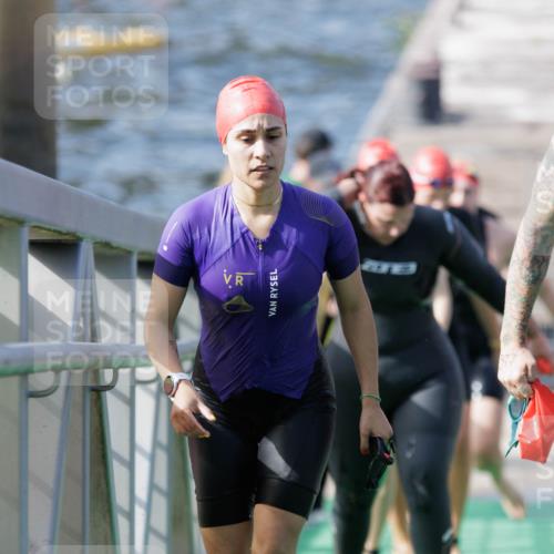 10.08.2025 - GEWOBA Citytriathlon Bremen H.Heesch http://msf.ph/oto/8551378 10.08.2025 10:21:51 Schwimmen 397, 442, 444, 450, 480, 497 meine-sportfotos.de