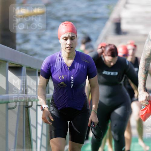 10.08.2025 - GEWOBA Citytriathlon Bremen H.Heesch http://msf.ph/oto/8551379 10.08.2025 10:21:51 Schwimmen 397, 442, 444, 450, 480, 497 meine-sportfotos.de