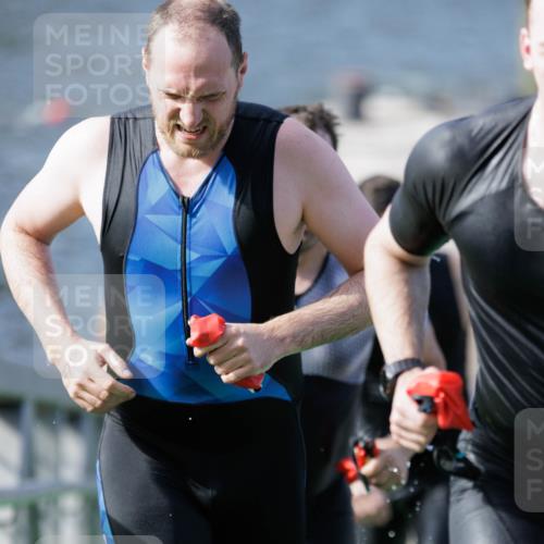 10.08.2025 - GEWOBA Citytriathlon Bremen H.Heesch http://msf.ph/oto/8551396 10.08.2025 10:22:12 Schwimmen 356, 379, 393, 413, 419 meine-sportfotos.de