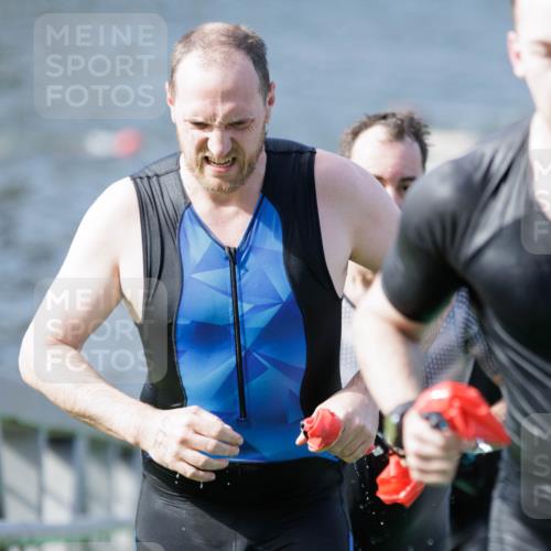 10.08.2025 - GEWOBA Citytriathlon Bremen H.Heesch http://msf.ph/oto/8551398 10.08.2025 10:22:12 Schwimmen 356, 379, 393, 413, 419 meine-sportfotos.de