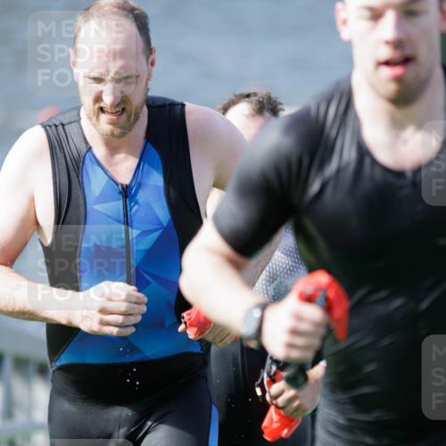 10.08.2025 - GEWOBA Citytriathlon Bremen H.Heesch http://msf.ph/oto/8551399 10.08.2025 10:22:12 Schwimmen 356, 379, 393, 413, 419 meine-sportfotos.de